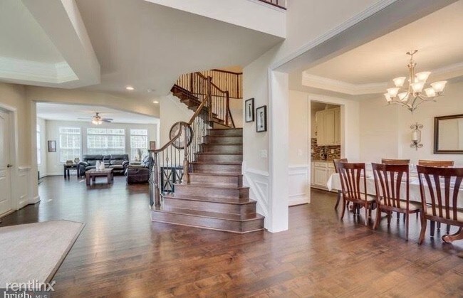 Building Photo - 5 br, 5.5 bath House - 11622 Pine Hollow Lane