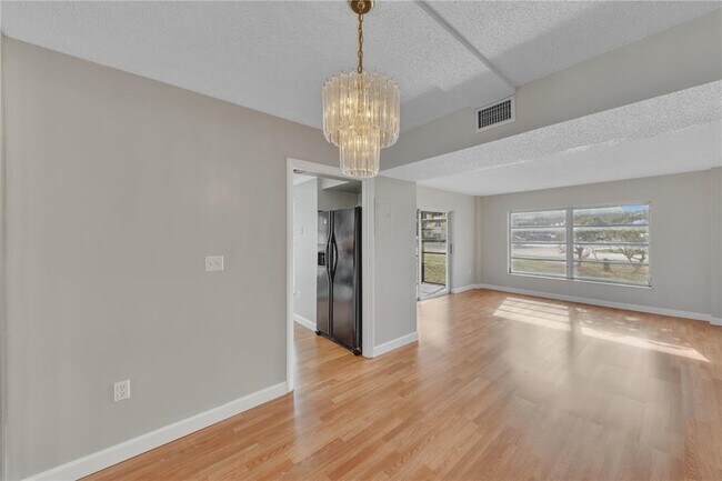 Building Photo - 4176 Inverrary Dr