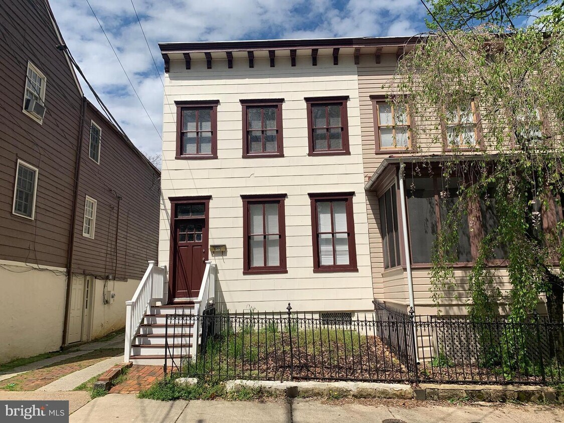 Primary Photo - 177 Green St