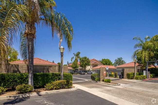 Building Photo - 1542 E Alluvial Ave
