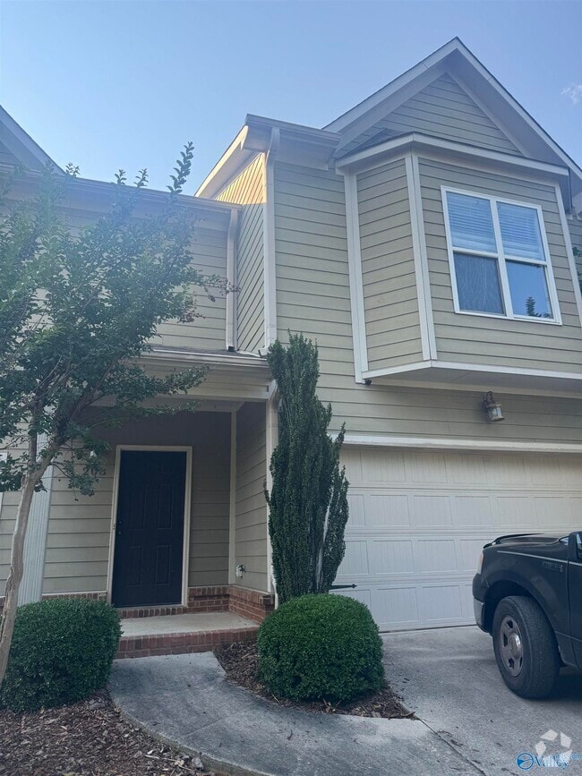 Building Photo - 208 Treetop Dr SE