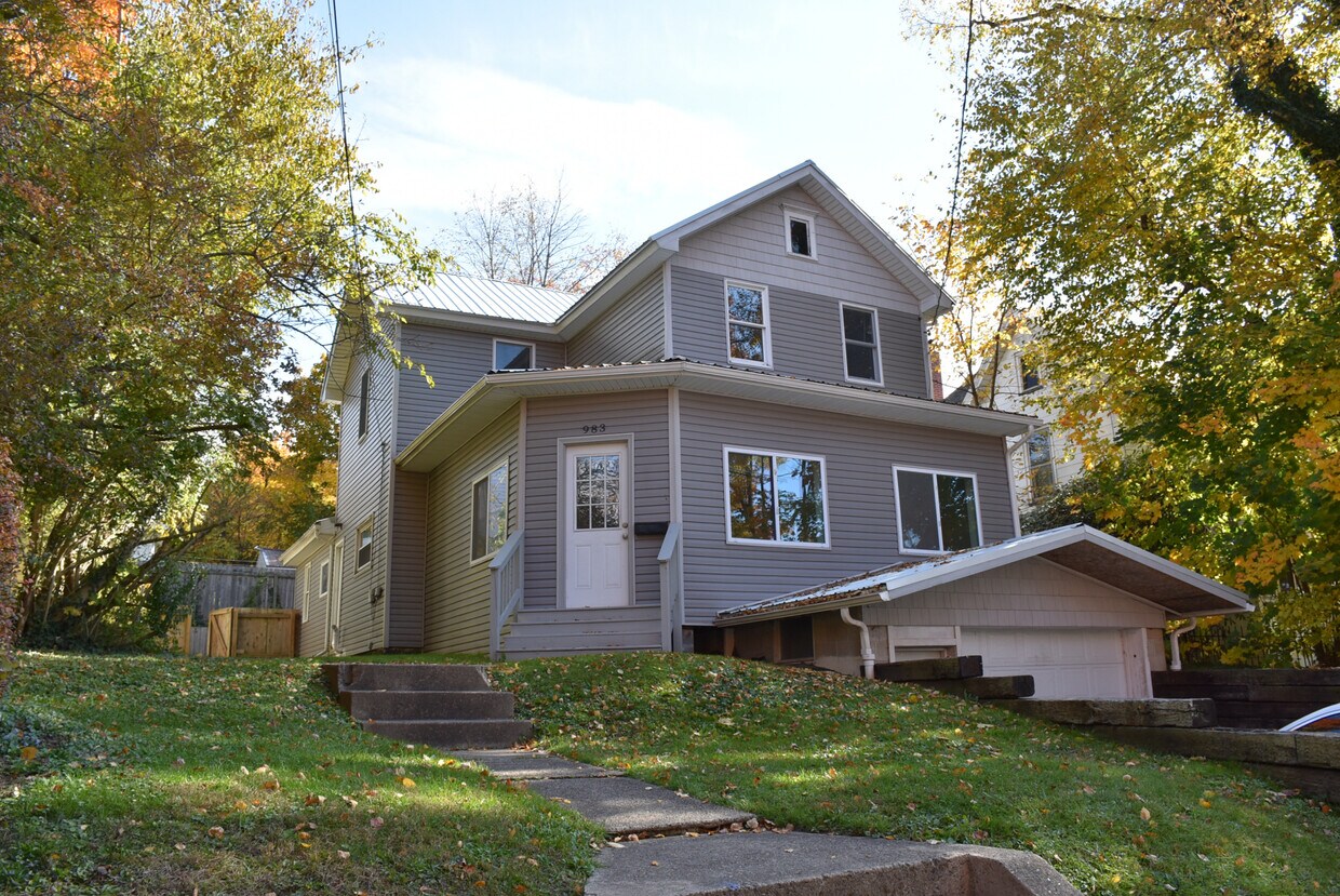 Primary Photo - 983 Grove St