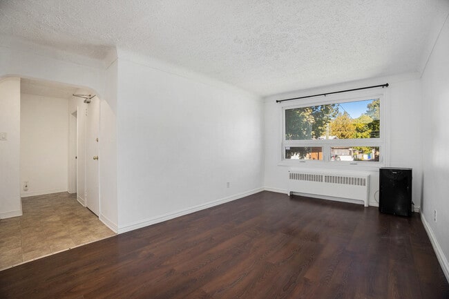 Building Photo - 72 Jolliet Ave