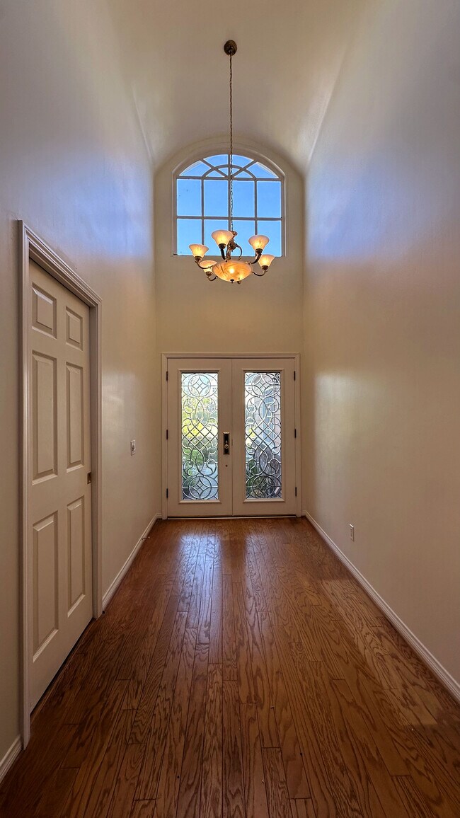 Entry foyer - 29 Bridgeport