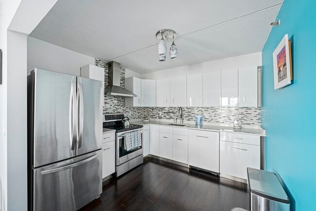 Building Photo - 200 Cove Way