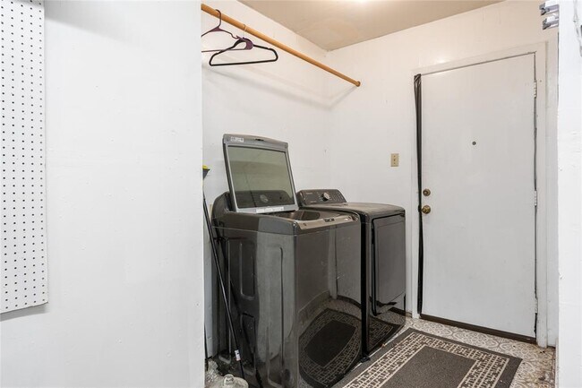 Building Photo - 9005 Curlew Dr