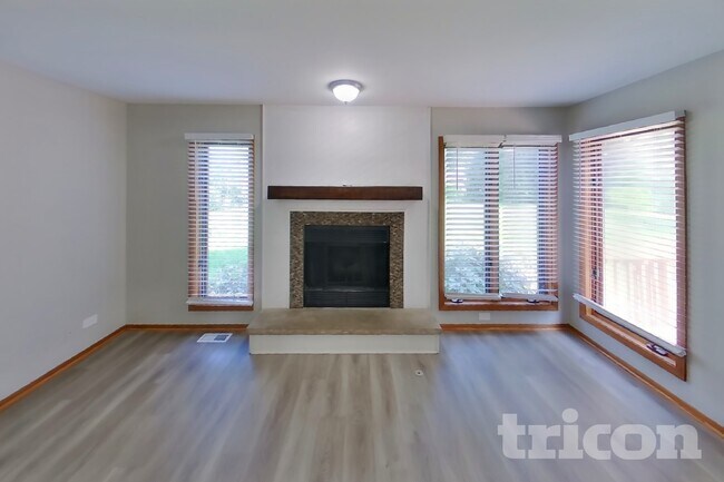 Foto del edificio - 5004 Lake Dawnwood Dr