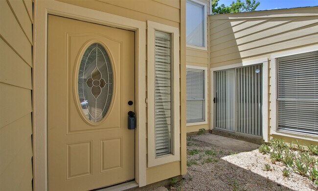 Foto del edificio - 6940 Foxmont Ln