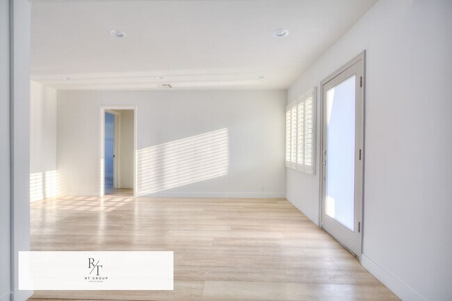 Foto del edificio - FULLY REMODELED – Front House for Rent (Ba...