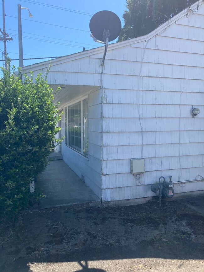 Building Photo - Hillsboro bungalow with lots of storage an...
