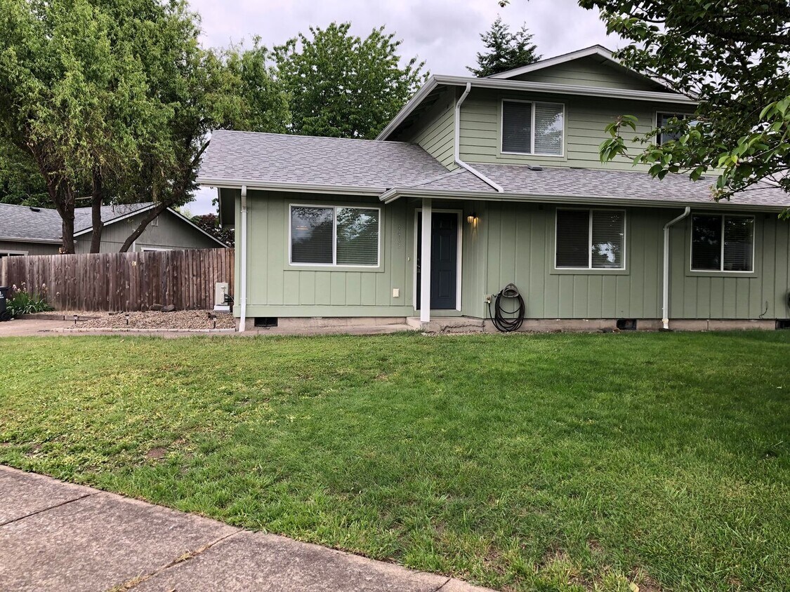 Foto principal - Completely updated 3 bedroom 1 bath duplex!