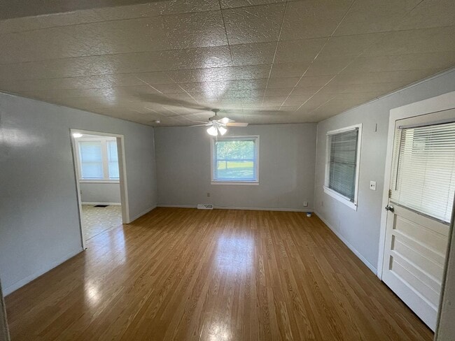 Foto del edificio - Older 2 bedroom house with a large yard