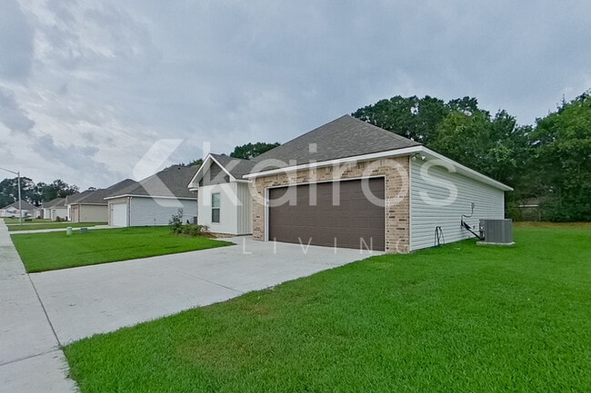 Building Photo - 111 Rainfall Ln
