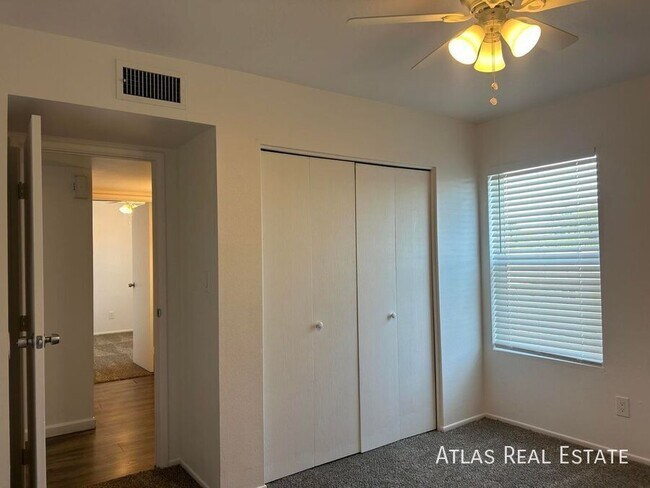 Foto del edificio - 1045 E University Dr