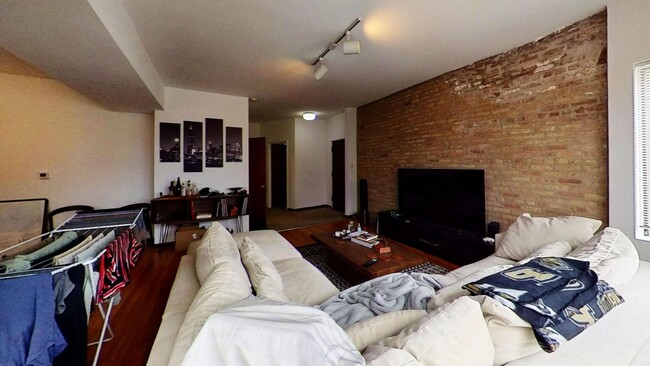 Foto del edificio - Top Floor Southport Corridor One Bedroom