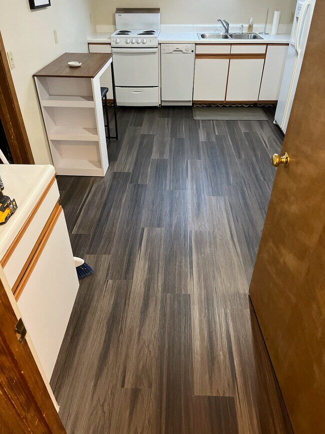 106 2nd floor entryway - 106 W Idaho Ave