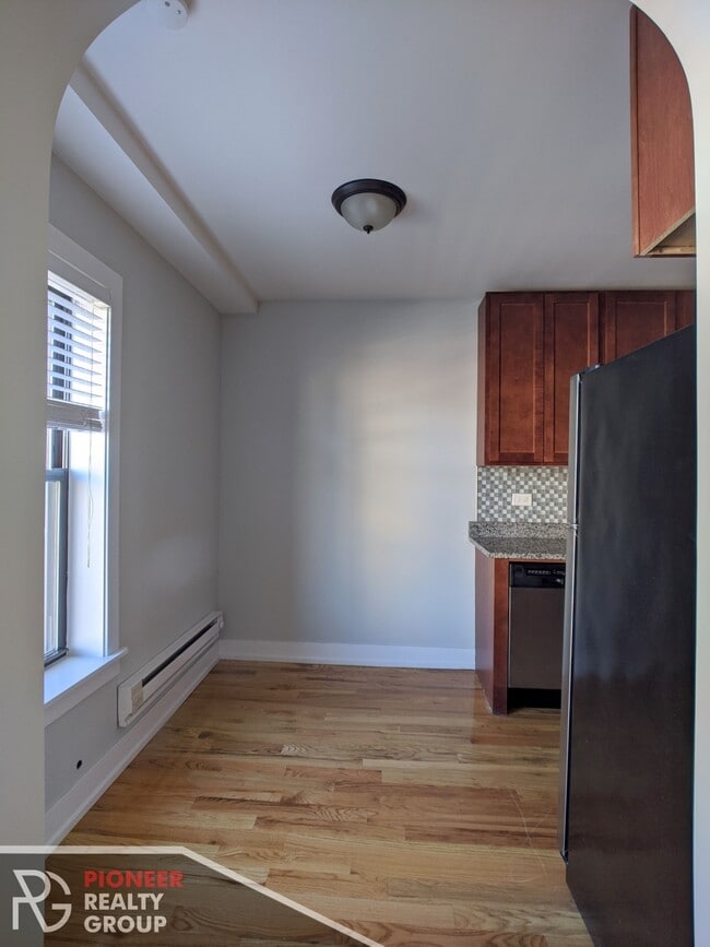 Building Photo - 560 W Arlington