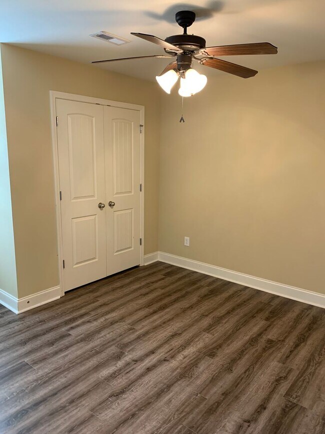 Building Photo - Precious Craftsman Style Cottage Home in L...