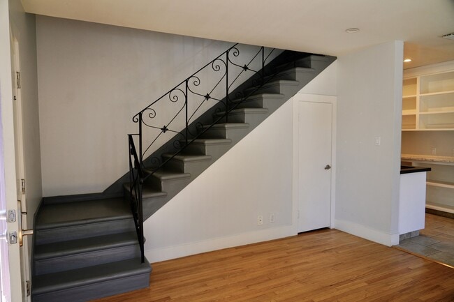 Building Photo - 4423 Cahuenga Blvd