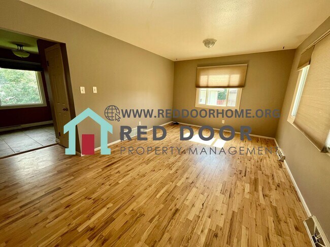 Foto del edificio - 2-Bedroom House with Finished Basement, and Double Car Garage