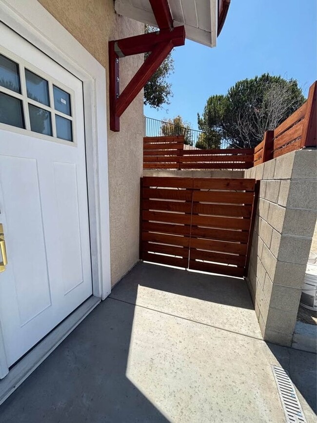Building Photo - 1 bedroom 1.5 baths Home For Rent in Chula...