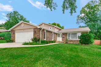 Building Photo - 12 W Beech Dr