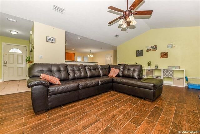 Building Photo - Beautiful 3/2 in Newberry Oaks