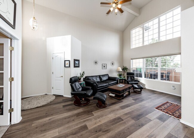 Building Photo - Gorgeous 4 Bedroom Townhome at Sonnet Spri...