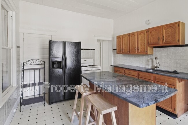 Building Photo - 512 W Clark St