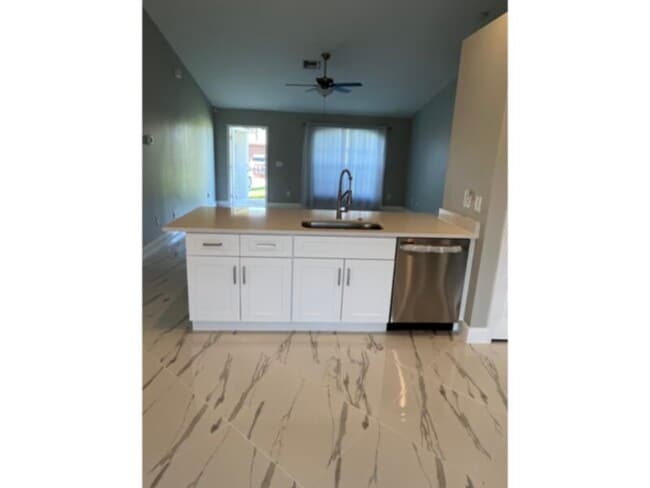 Building Photo - 3x2 Pool Home SW Cape! Lawn &amp; Pool Ser...