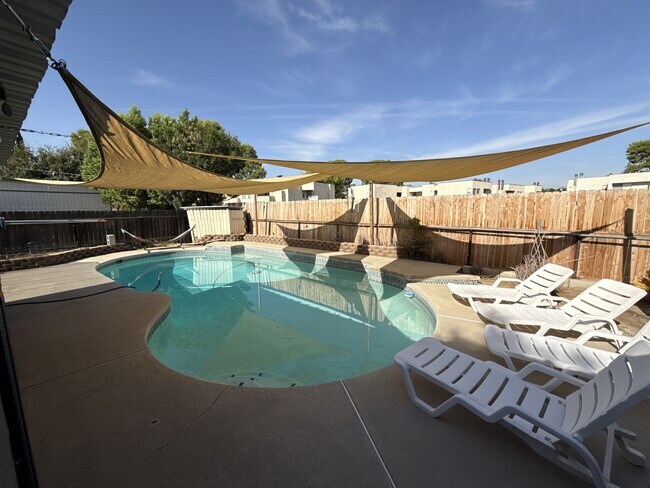 Foto del edificio - 6504 Edgemont Dr