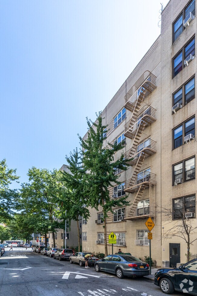 Foto del edificio - 100 Bennett Ave