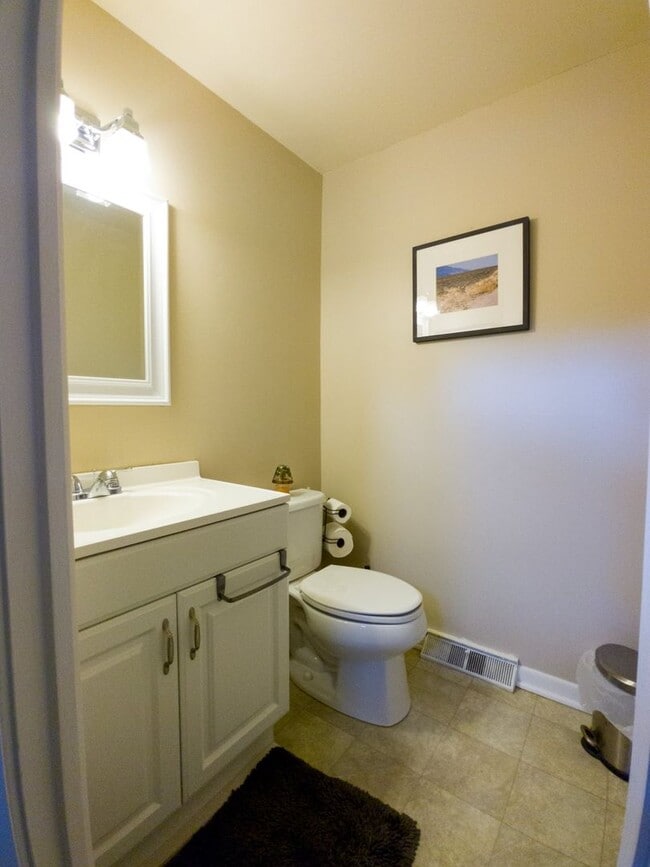 Building Photo - Newly updated 2 Bedroom Townhouse in quite...