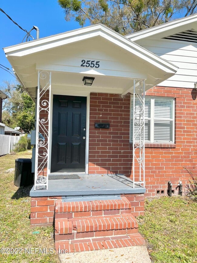 Building Photo - 2555 Myra St
