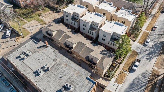 Foto del edificio - This luxurious townhouse on Cherry St.