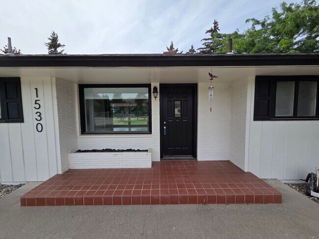 Foto del edificio - 4 Bed 2 Bath Golf Course Living