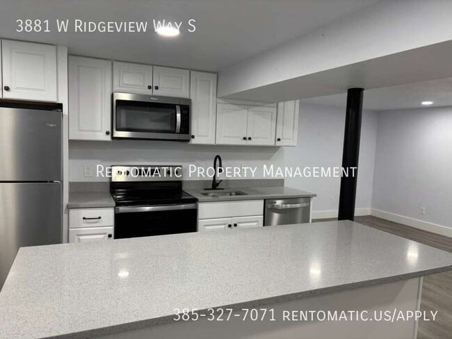 Building Photo - 3881 Ridgeview Way