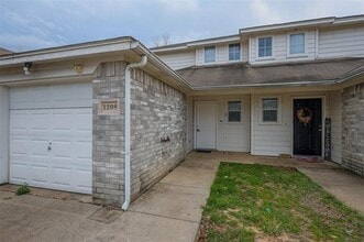 Building Photo - 1208 Village Garden Dr