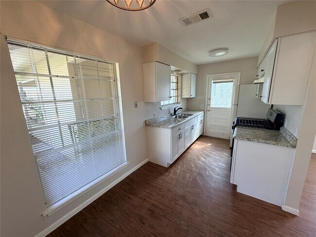 Foto del edificio - 8520 Woodstone Dr