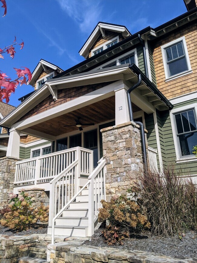 Building Photo - Luxurious Cheshire Village Town-home!