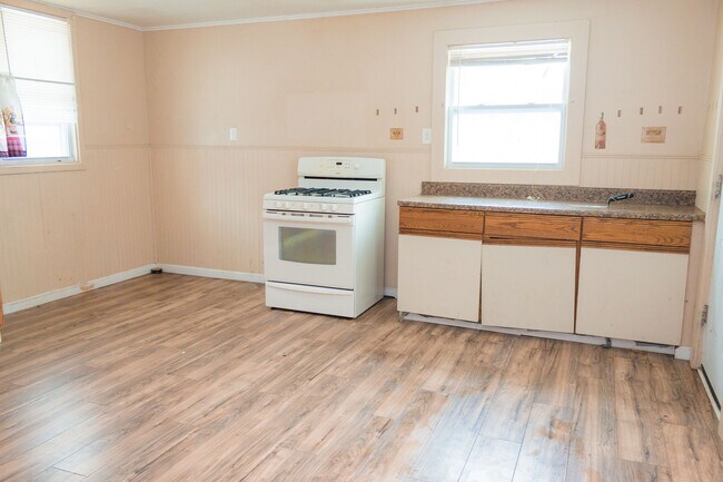 Kitchen - 1102 Clifford Ave