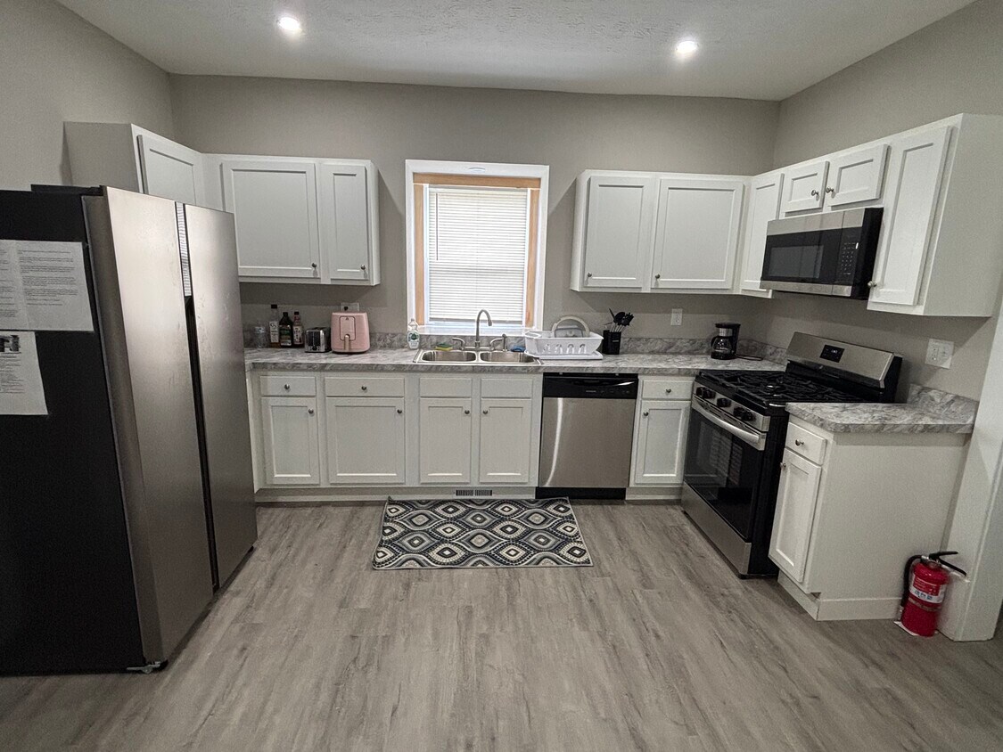 Foto principal - 1445 E 112th St