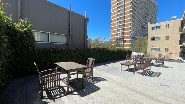 Foto del edificio - 140 Montecito Ave