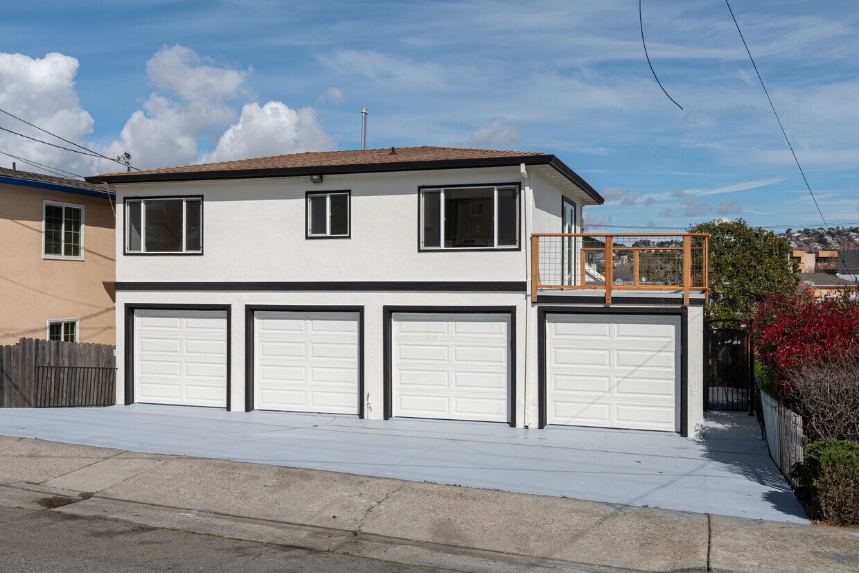 Primary Photo - 5825 Bayview Ave