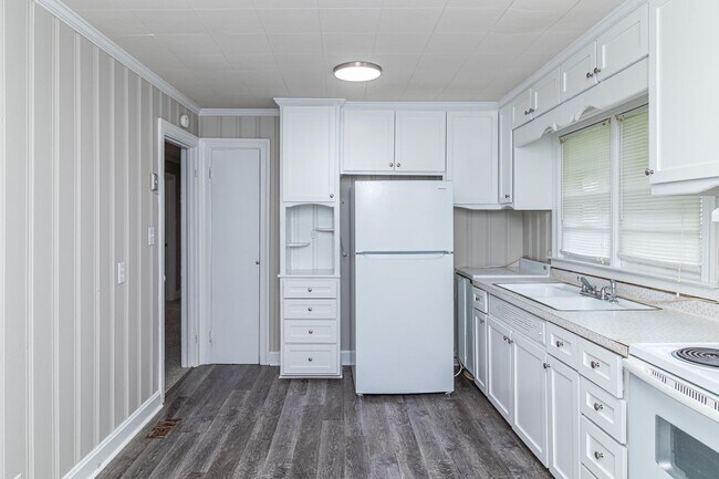 Foto del edificio - ADORABLE Renovated 3 BR | 1 BA Home in Gol...
