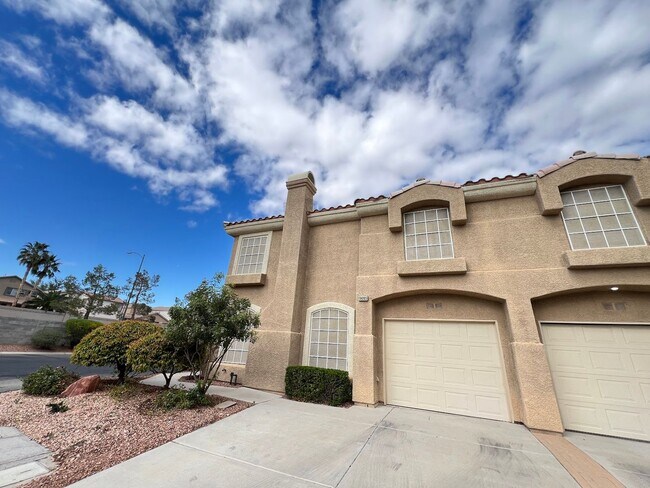 Building Photo - **Beautiful 3 bedroom townhome in Silverad...