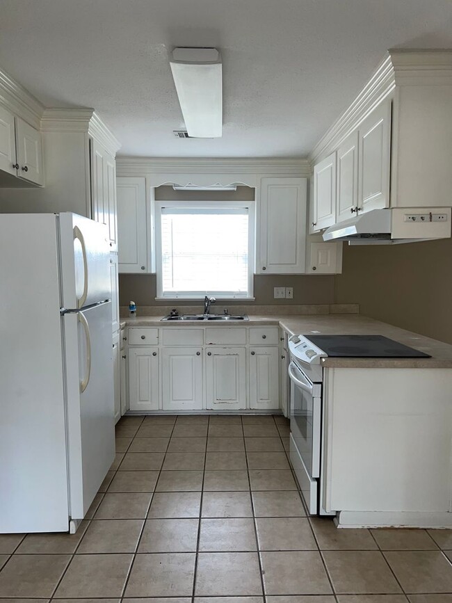 Building Photo - Available NOW- 101 Willow Drive