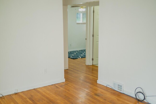 Building Photo - 428 Collins Dr