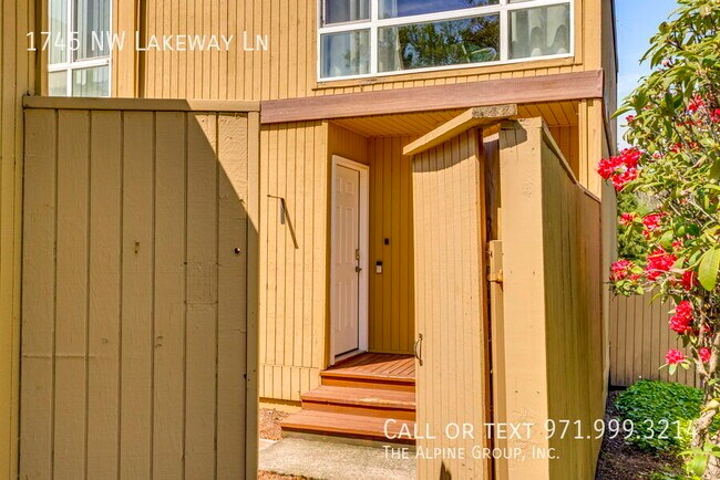 Foto del edificio - 1745 NW Lakeway Ln