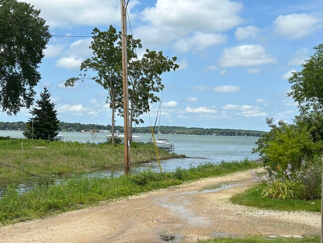 Building Photo - 5722 Lake Mendota Dr